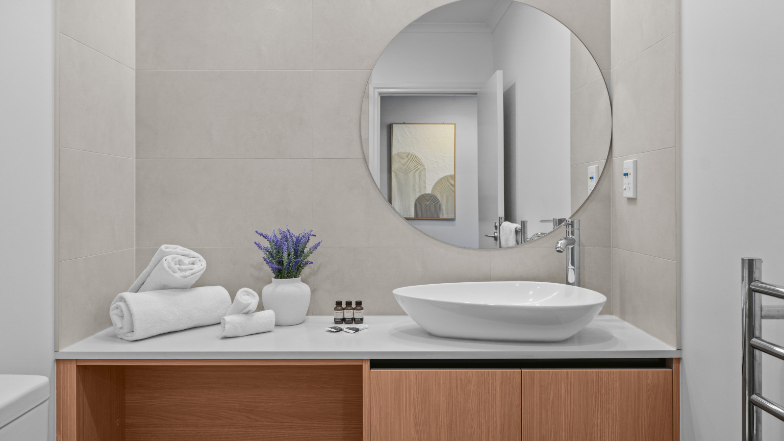 Deluxe Cityscape Studio with Air-con, Pool & Gym 5