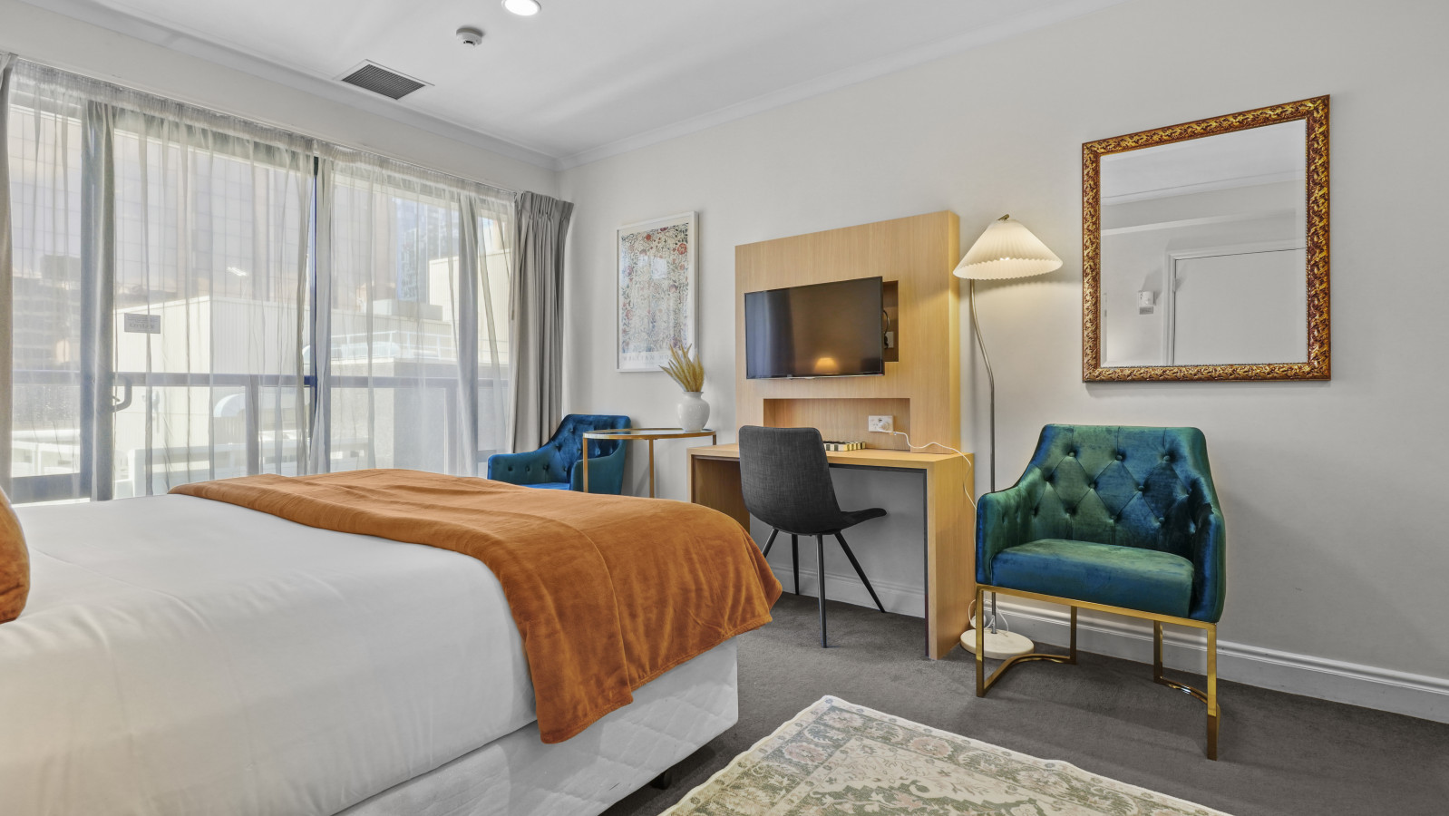 Deluxe Cityscape Studio with Air-con, Pool & Gym 7