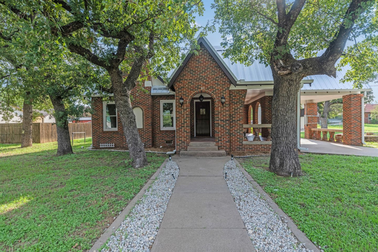 Charming, Tudor Style Home | Newly Renovated! - photo 1