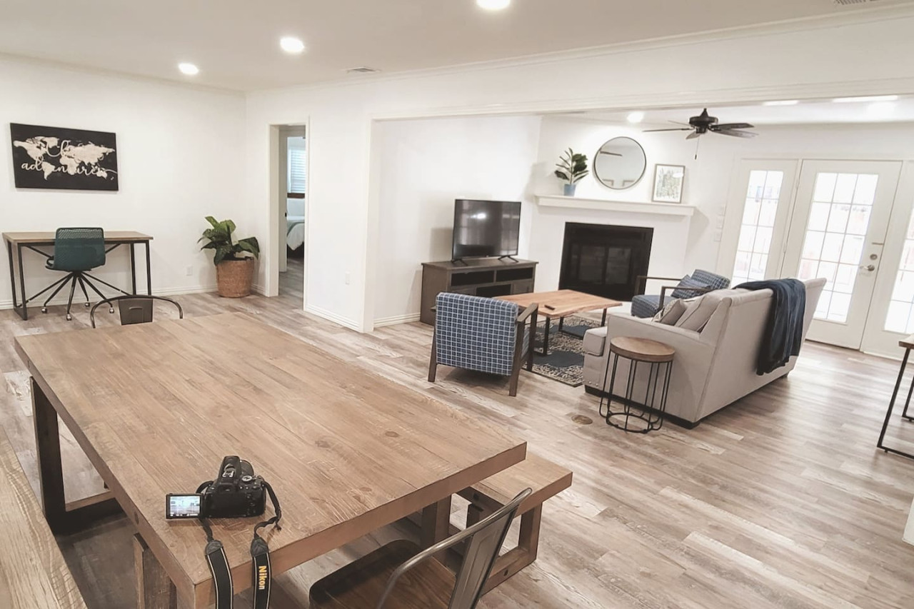 Charming Retreat With Spacious Living And Cozy Sunroom - Enchanting Oasis - Tyler, TX