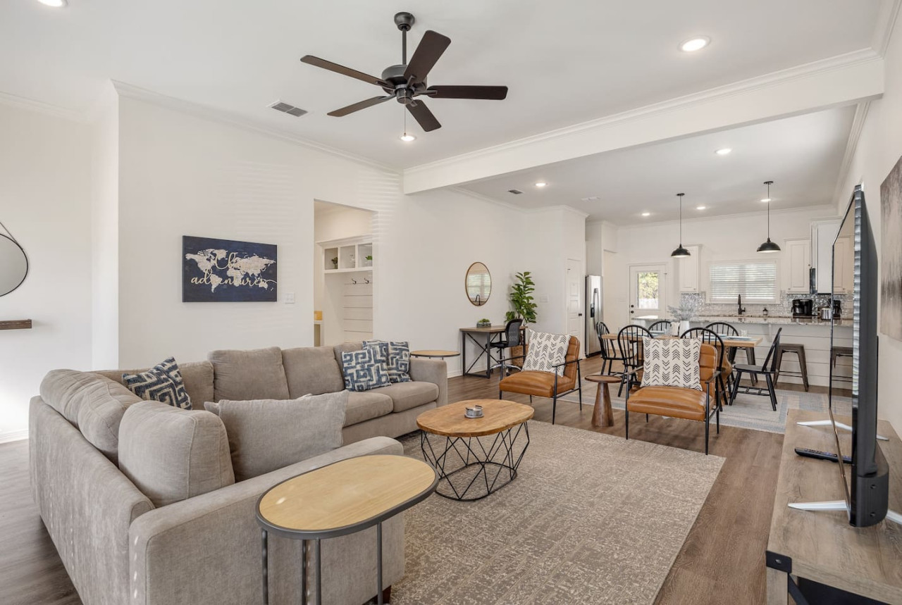 Spacious Home With Outdoor Seating And Fast Internet - Inviting Escape - Tyler, TX