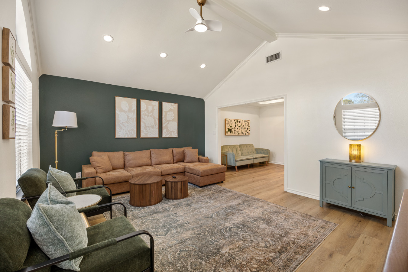 Chic Ambiance And Cozy Comfort - Stylish Townhome Retreat - Tyler, TX
