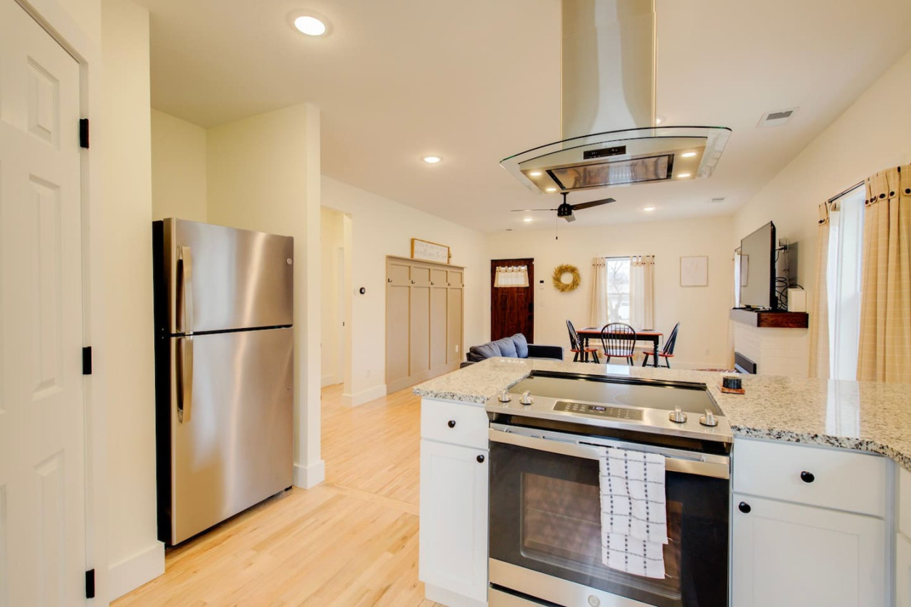 Cozy Stone -Remodeled Stone Home w Office 3bd 2bth