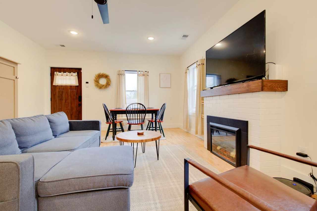 Cozy Stone -Remodeled Stone Home w Office 3bd 2bth