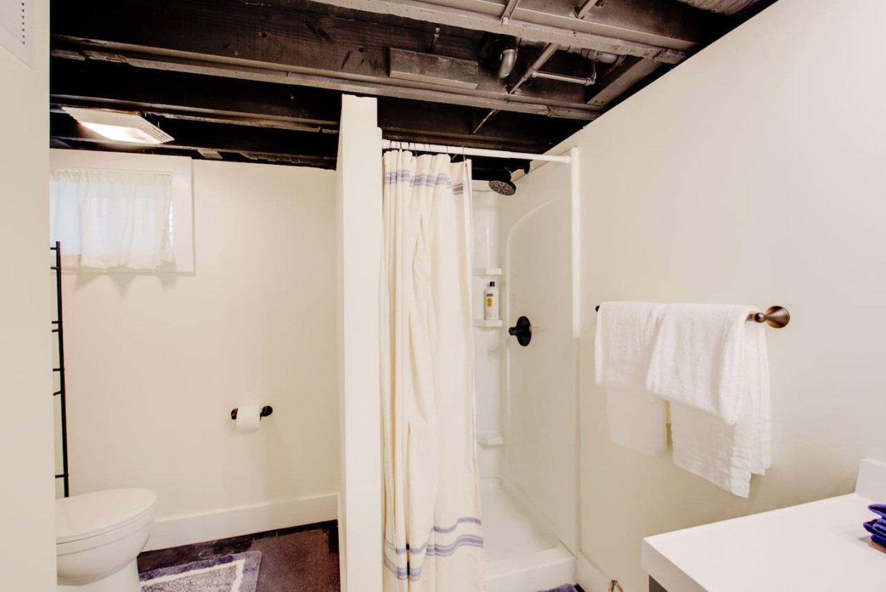 Cozy Stone -Remodeled Stone Home w Office 3bd 2bth