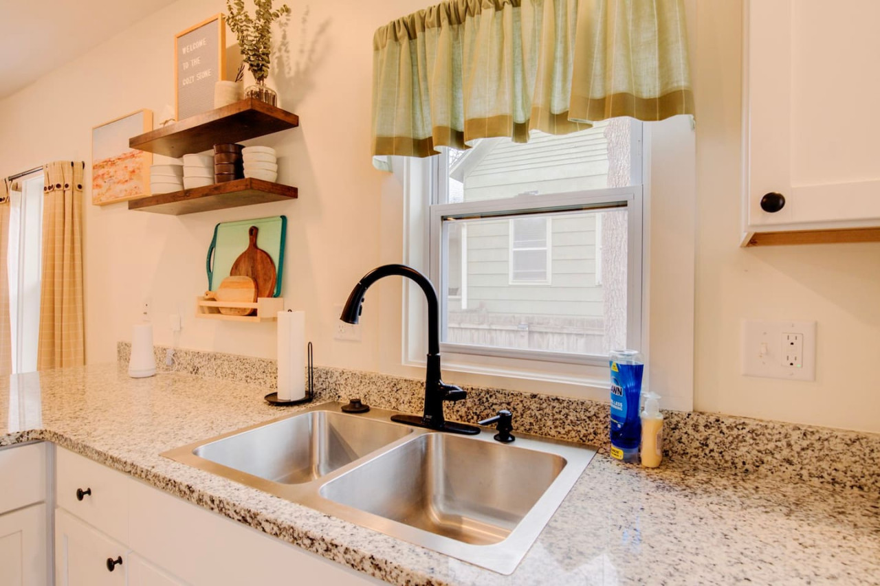 Cozy Stone -Remodeled Stone Home w Office 3bd 2bth