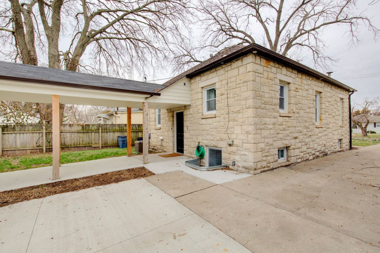 Cozy Stone -Remodeled Stone Home w Office 3bd 2bth