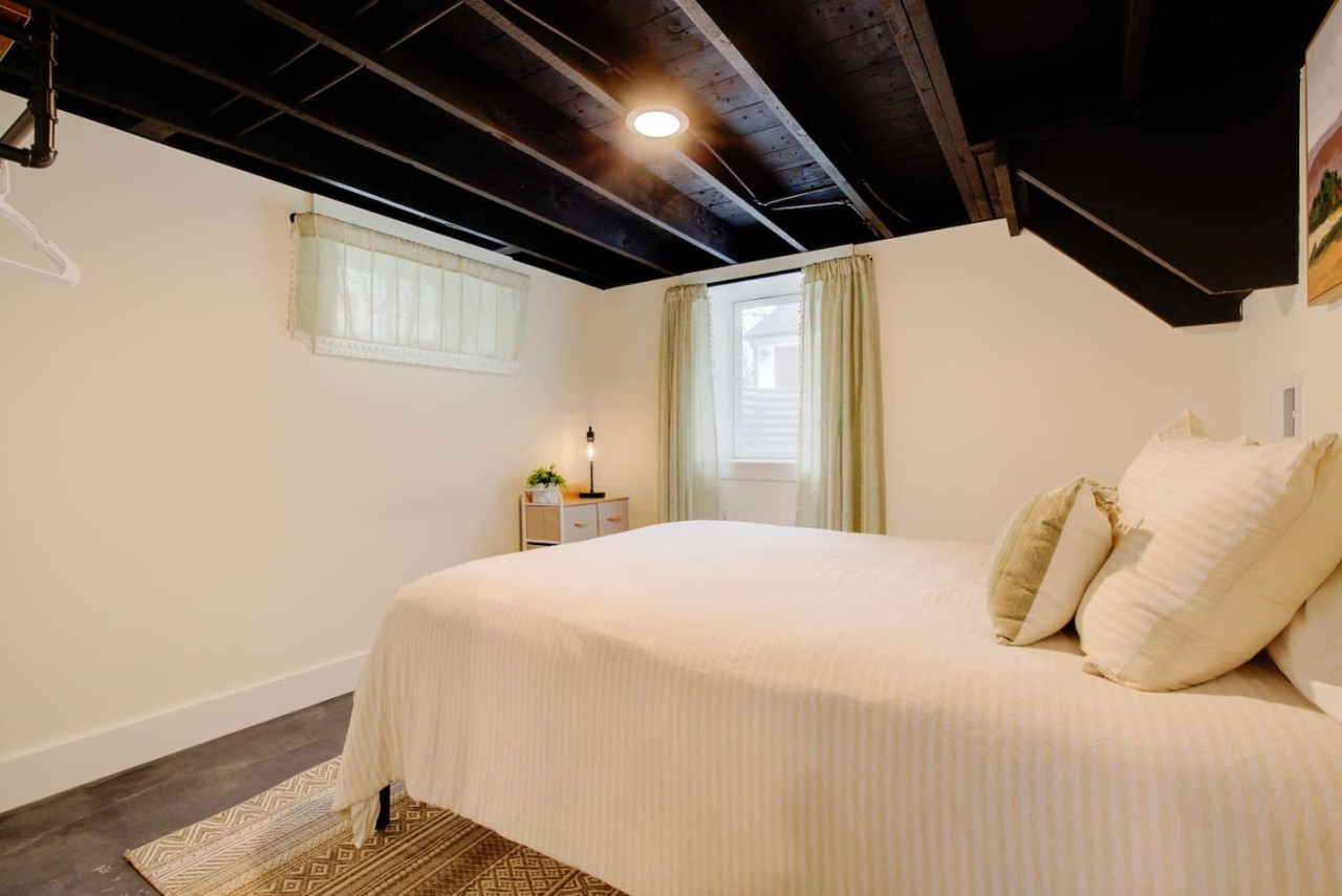 Cozy Stone -Remodeled Stone Home w Office 3bd 2bth