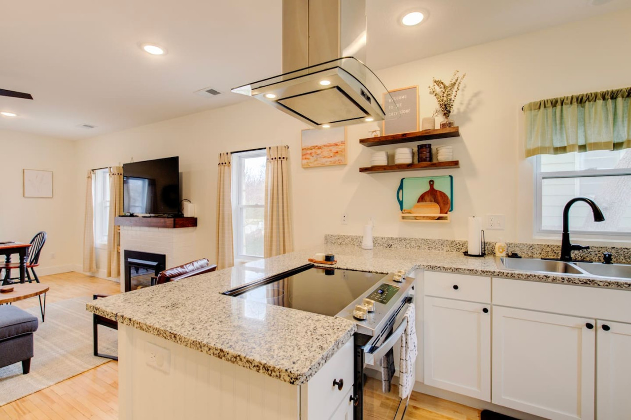 Cozy Stone -Remodeled Stone Home w Office 3bd 2bth