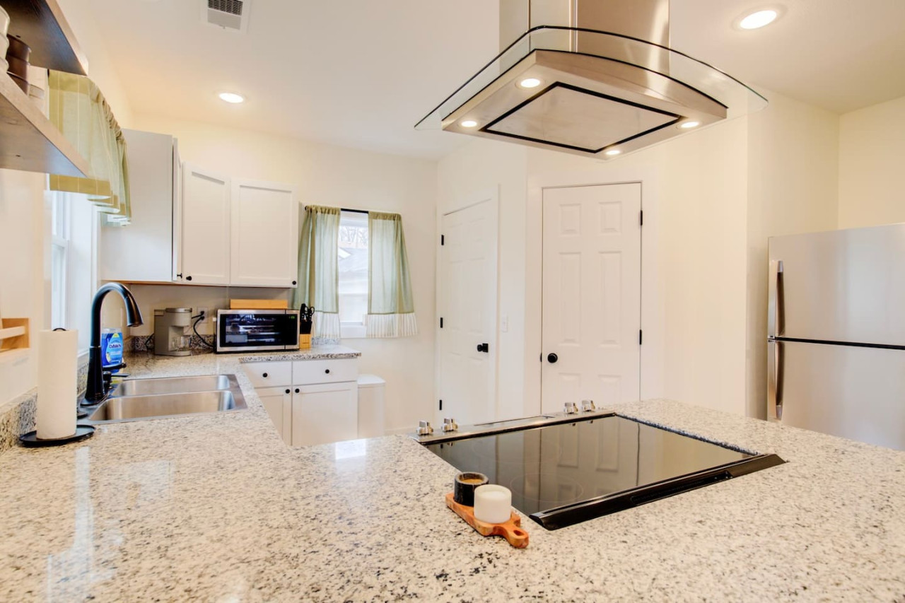 Cozy Stone -Remodeled Stone Home w Office 3bd 2bth