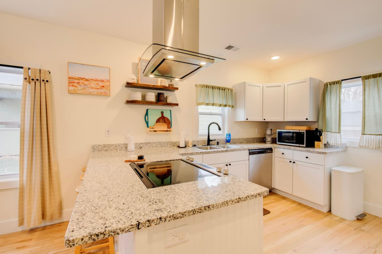 Cozy Stone -Remodeled Stone Home w Office 3bd 2bth