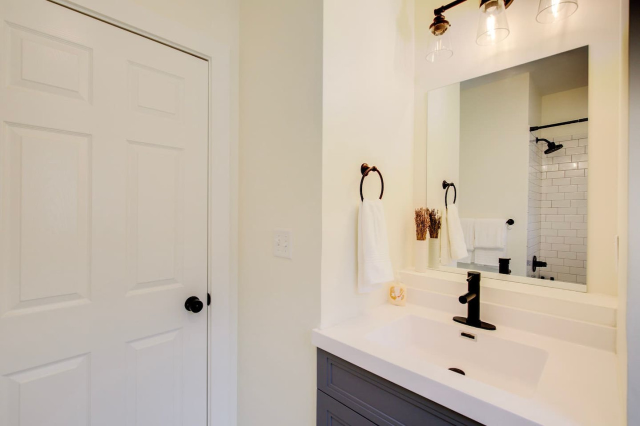 Cozy Stone -Remodeled Stone Home w Office 3bd 2bth