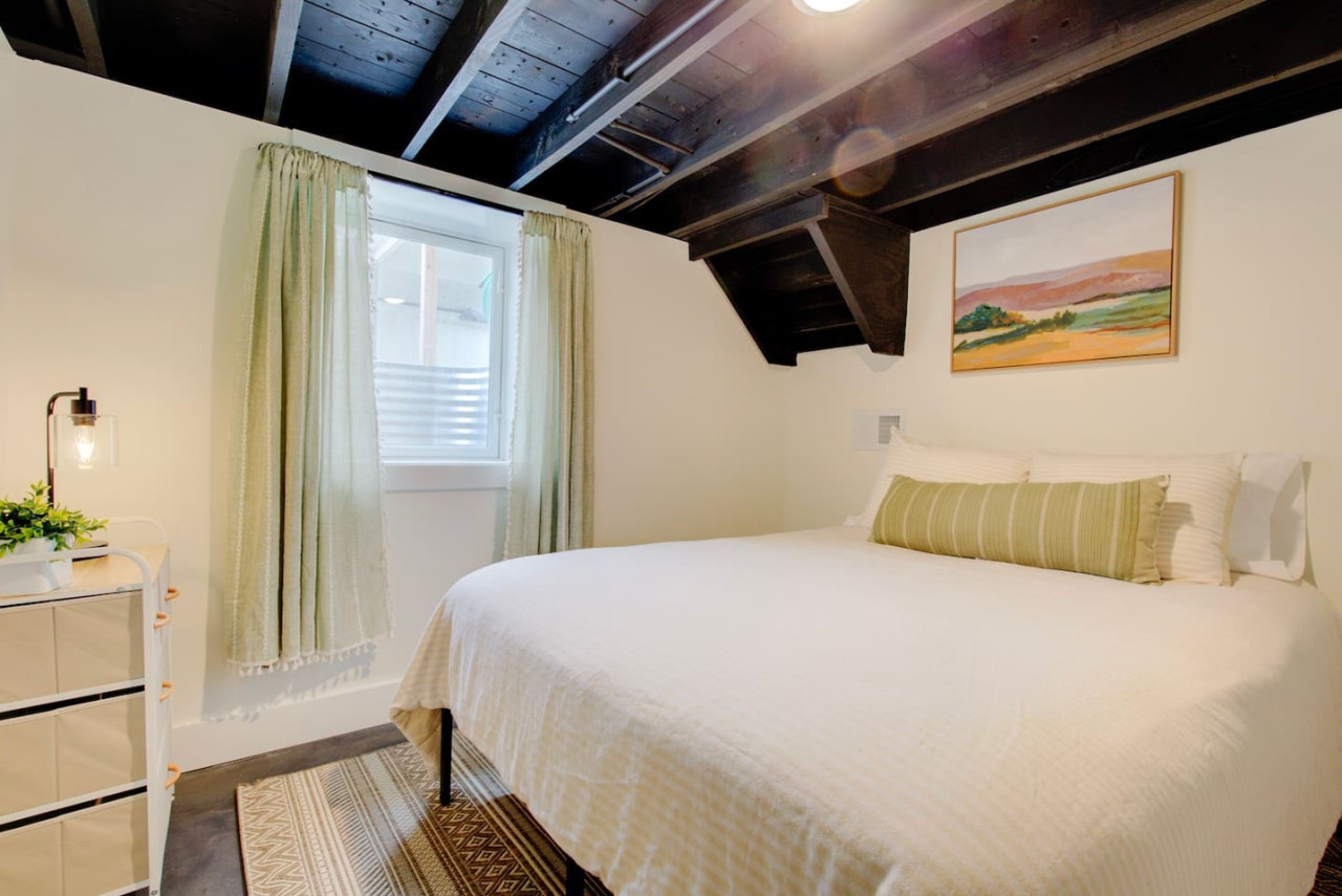Cozy Stone -Remodeled Stone Home w Office 3bd 2bth