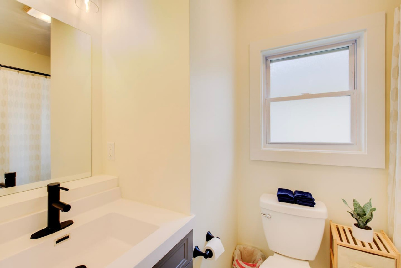 Cozy Stone -Remodeled Stone Home w Office 3bd 2bth