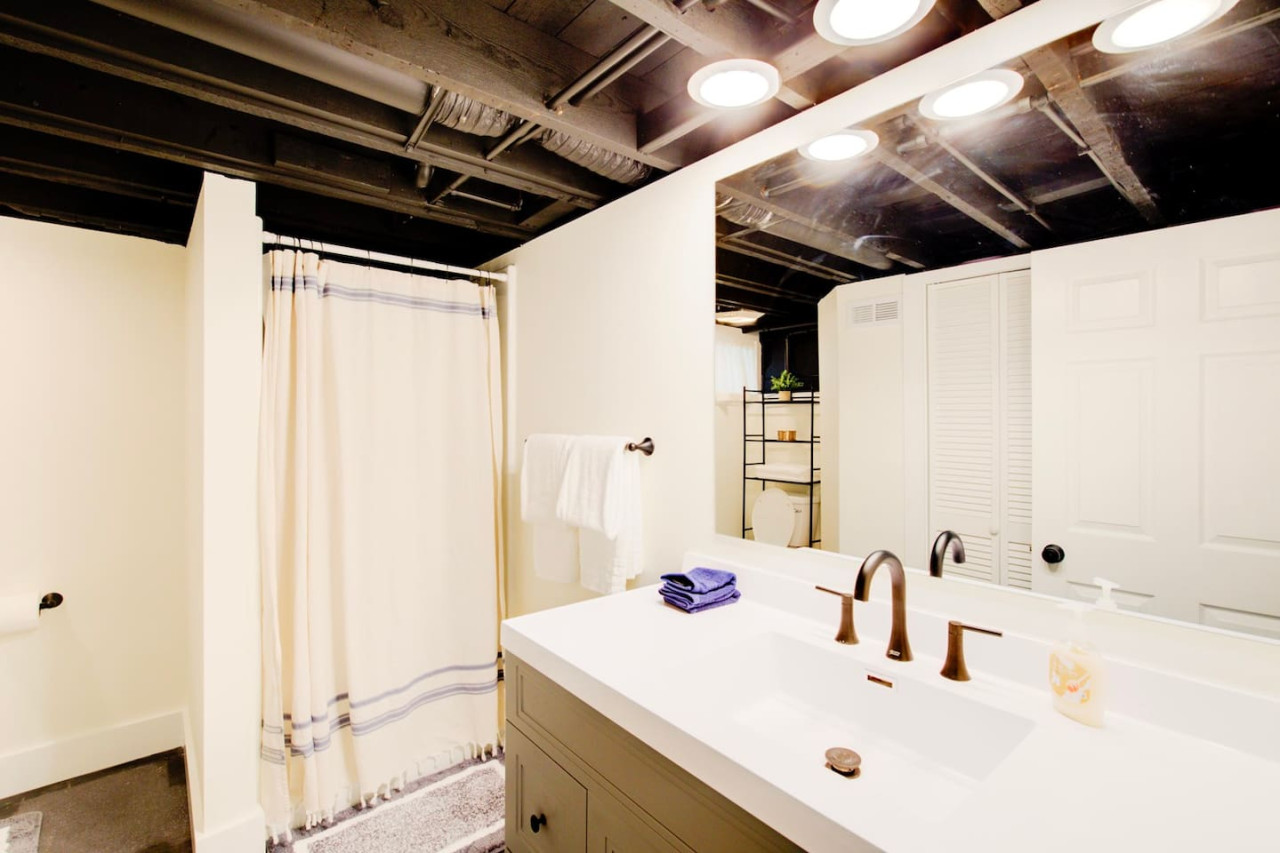 Cozy Stone -Remodeled Stone Home w Office 3bd 2bth