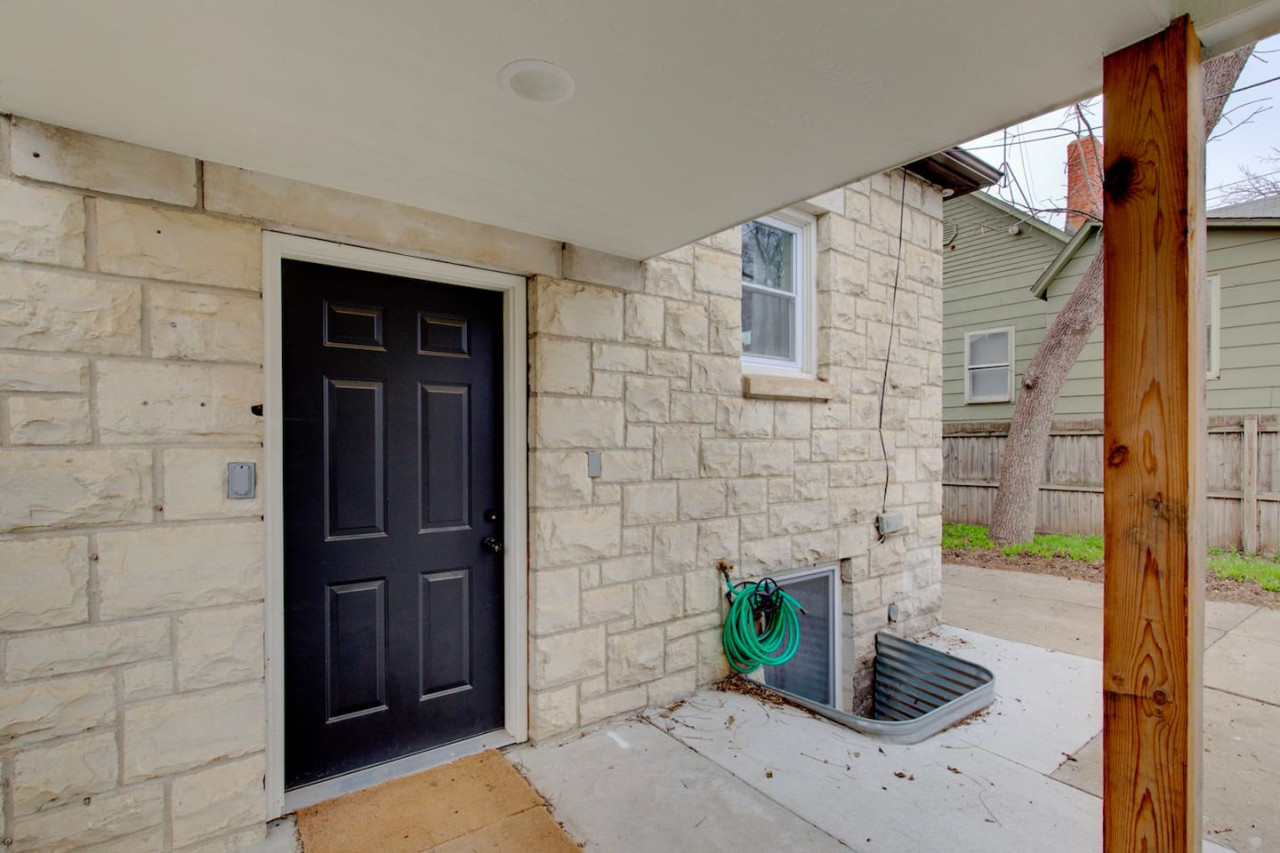 Cozy Stone -Remodeled Stone Home w Office 3bd 2bth