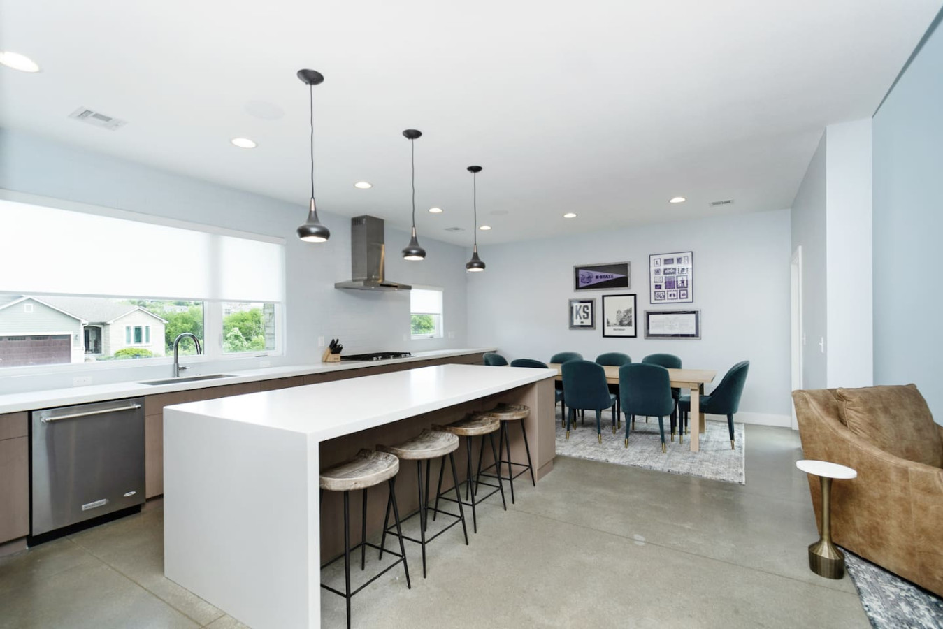 Modern Back 9 Retreat, Walk to Golf, Double Shower