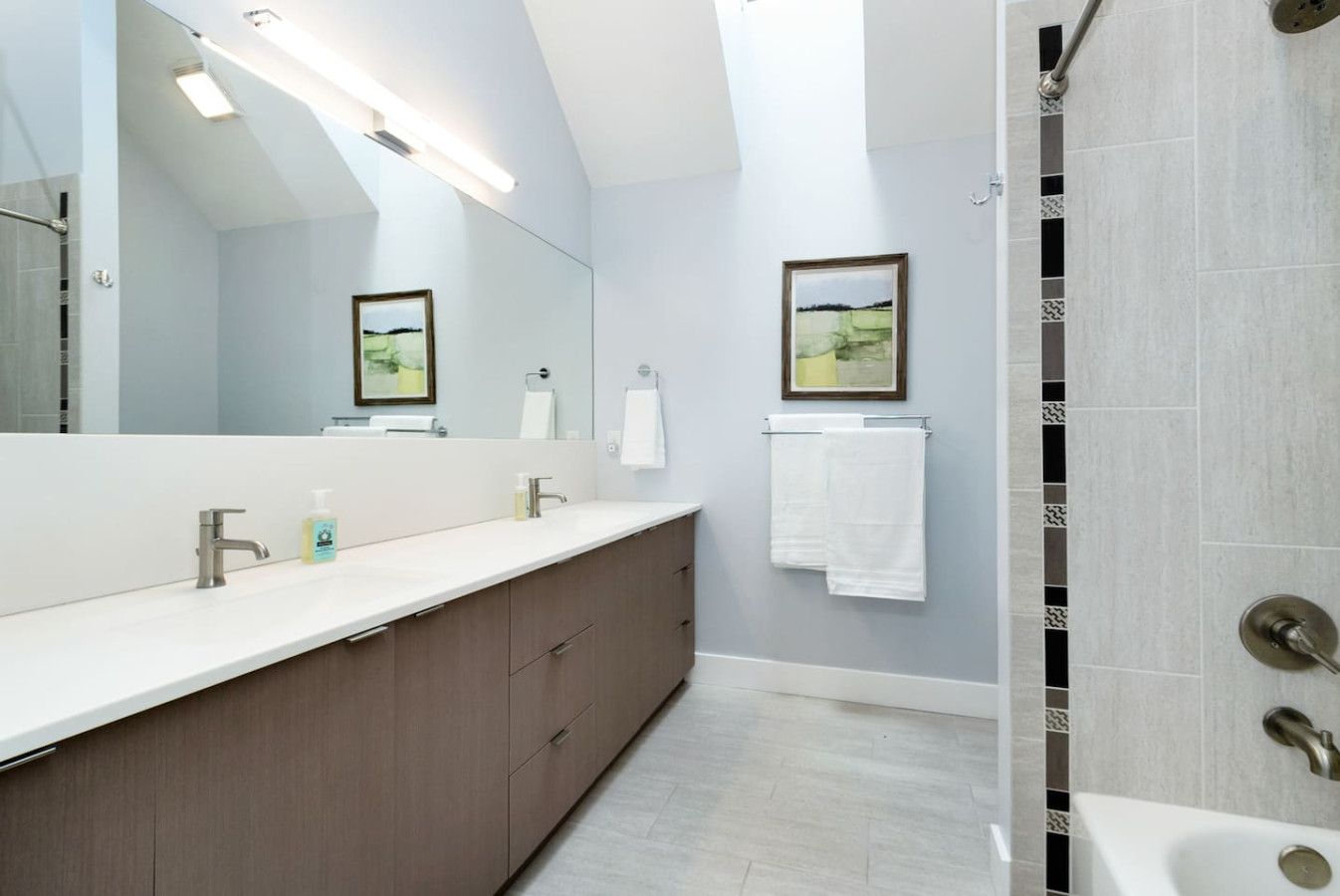 Modern Back 9 Retreat, Walk to Golf, Double Shower