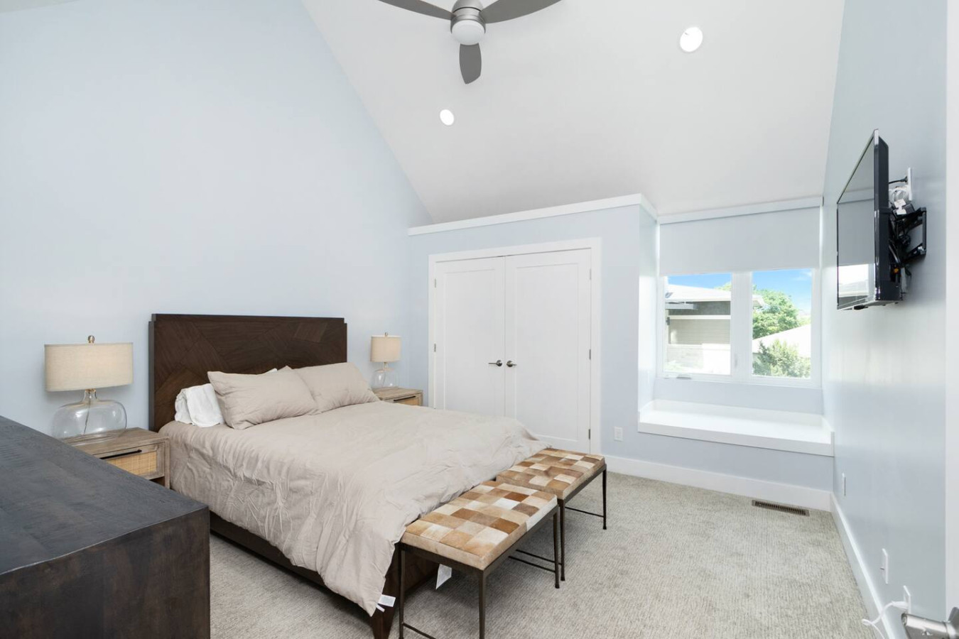 Modern Back 9 Retreat, Walk to Golf, Double Shower