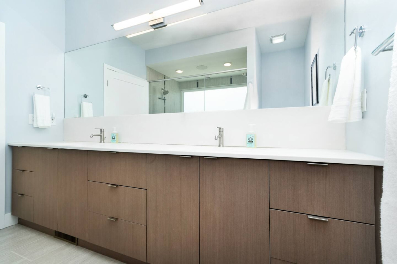 Modern Back 9 Retreat, Walk to Golf, Double Shower