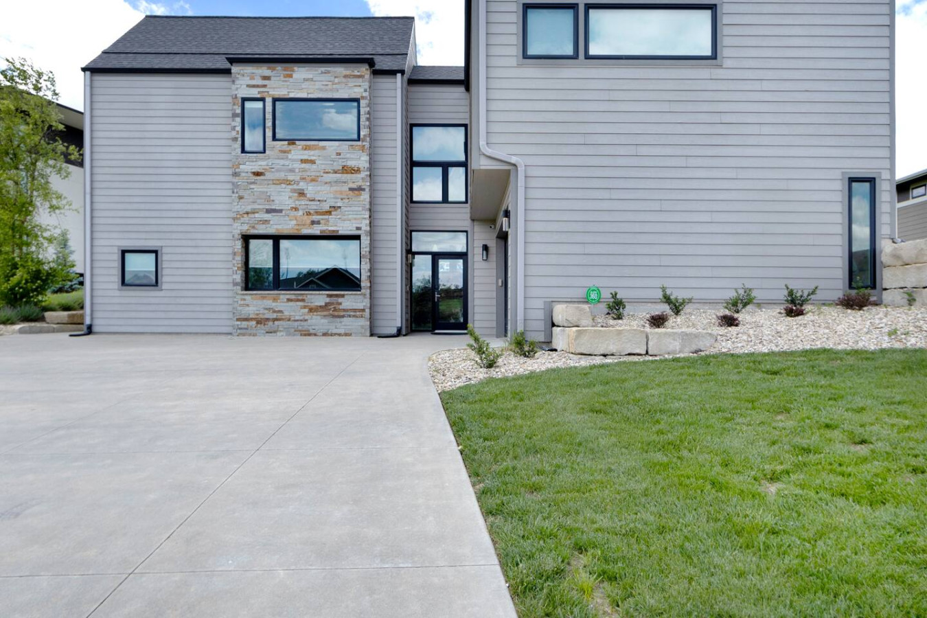 Modern Back 9 Retreat, Walk to Golf, Double Shower