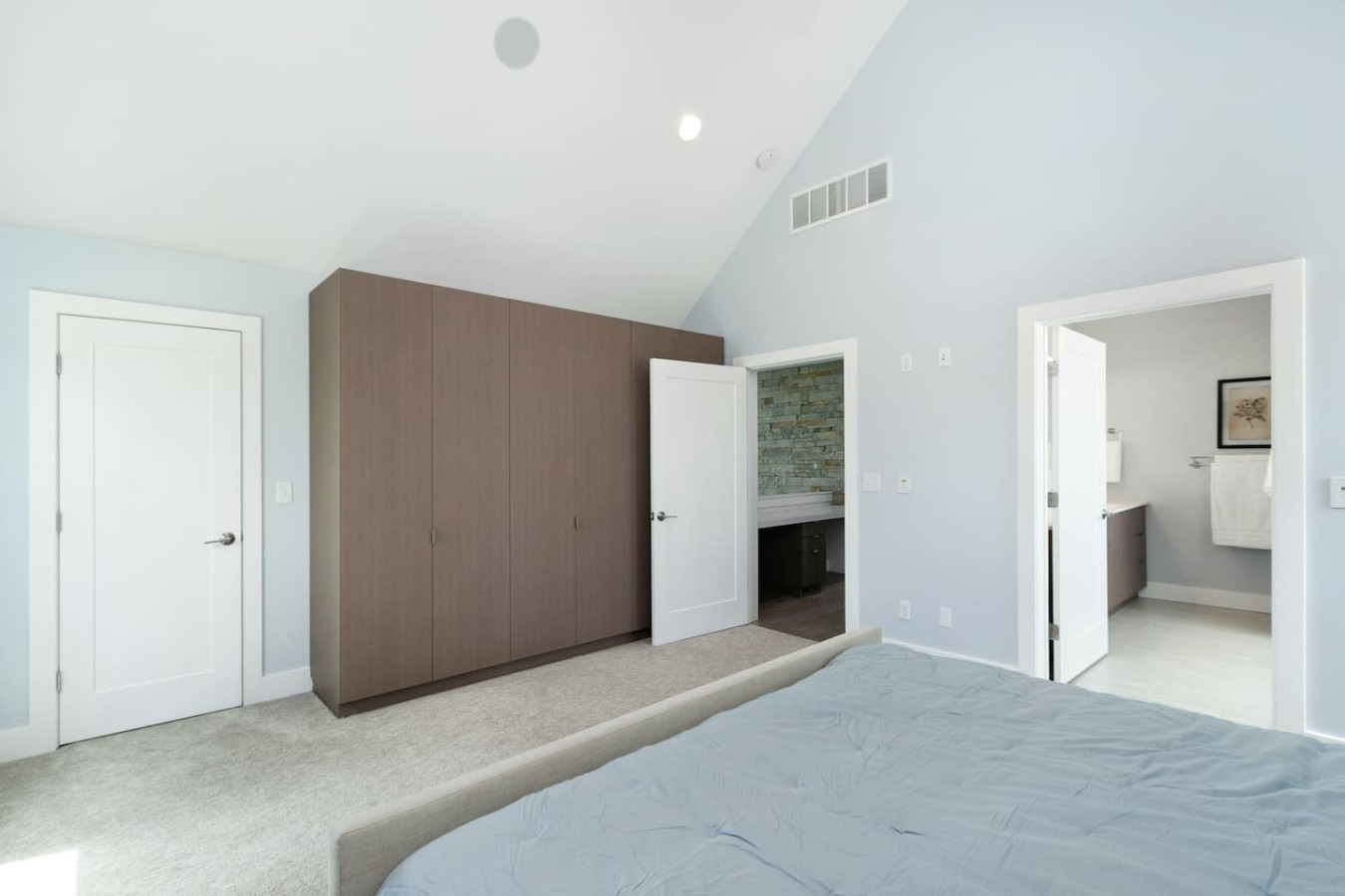 Modern Back 9 Retreat, Walk to Golf, Double Shower