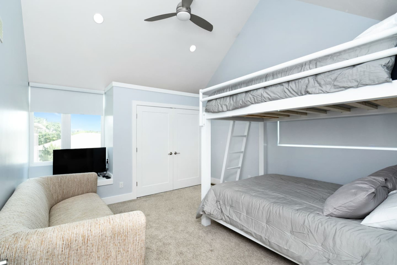 Modern Back 9 Retreat, Walk to Golf, Double Shower
