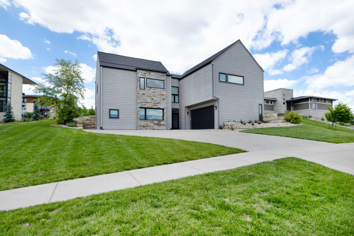 Modern Back 9 Retreat, Walk to Golf, Double Shower