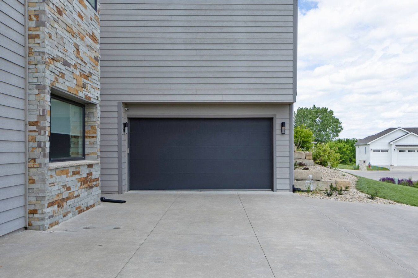 Modern Back 9 Retreat, Walk to Golf, Double Shower