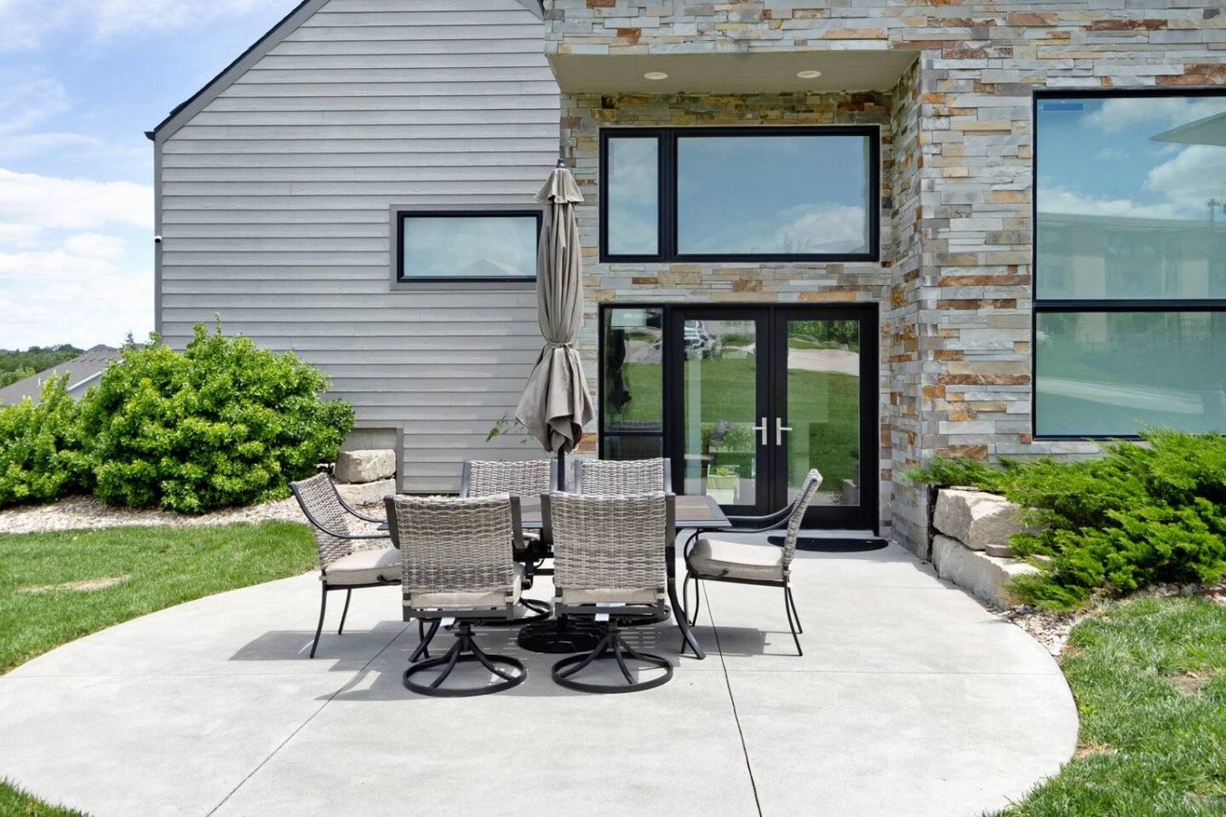 Modern Back 9 Retreat, Walk to Golf, Double Shower