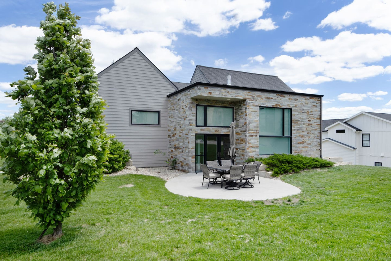 Modern Back 9 Retreat, Walk to Golf, Double Shower