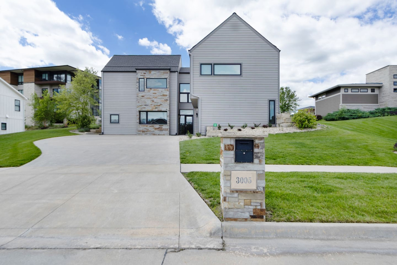 Modern Back 9 Retreat, Walk to Golf, Double Shower