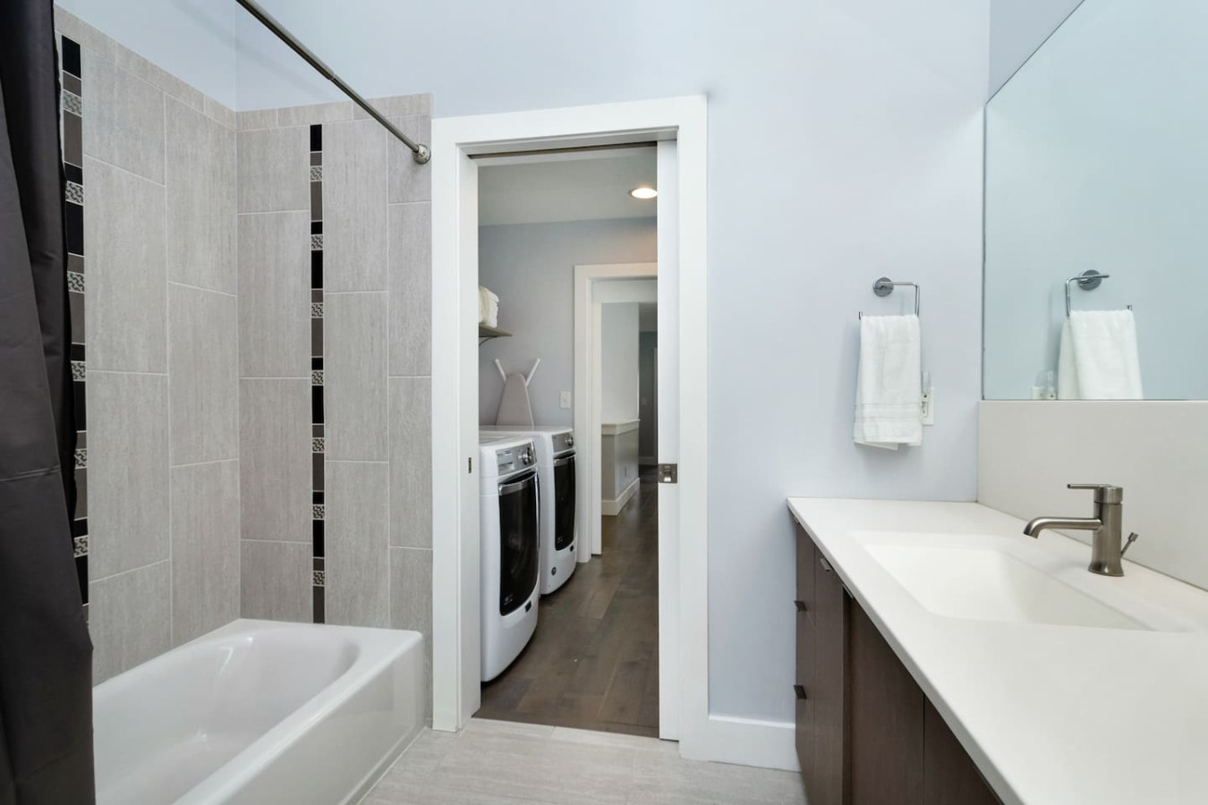 Modern Back 9 Retreat, Walk to Golf, Double Shower