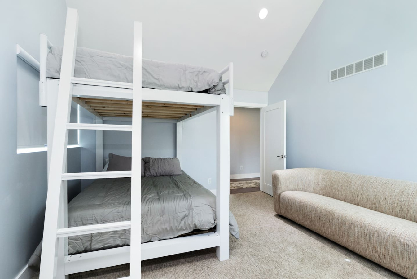 Modern Back 9 Retreat, Walk to Golf, Double Shower