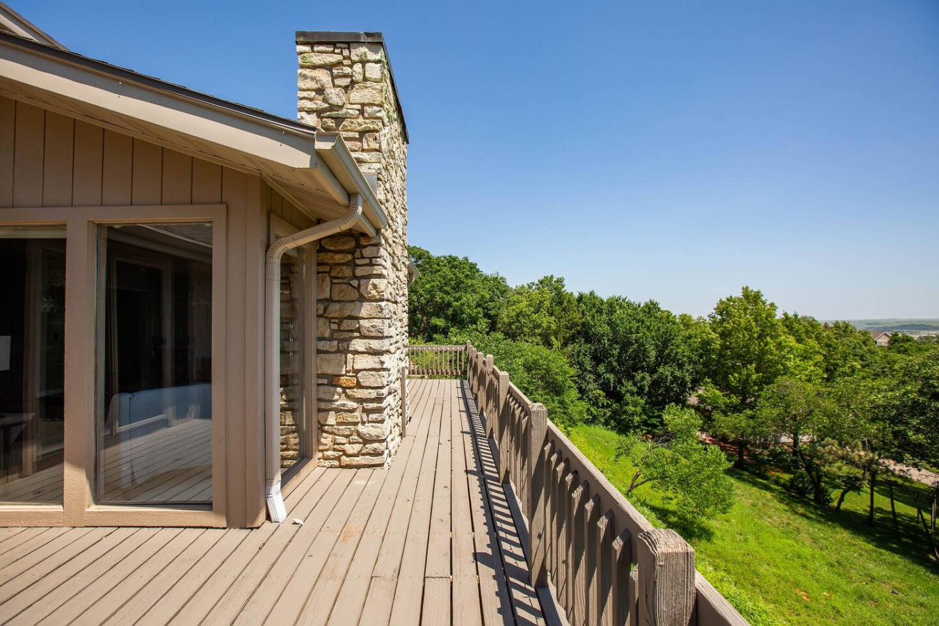 Castle Retreat: Lakeview Luxury