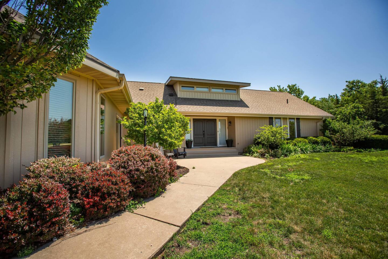 Castle Retreat: Lakeview Luxury