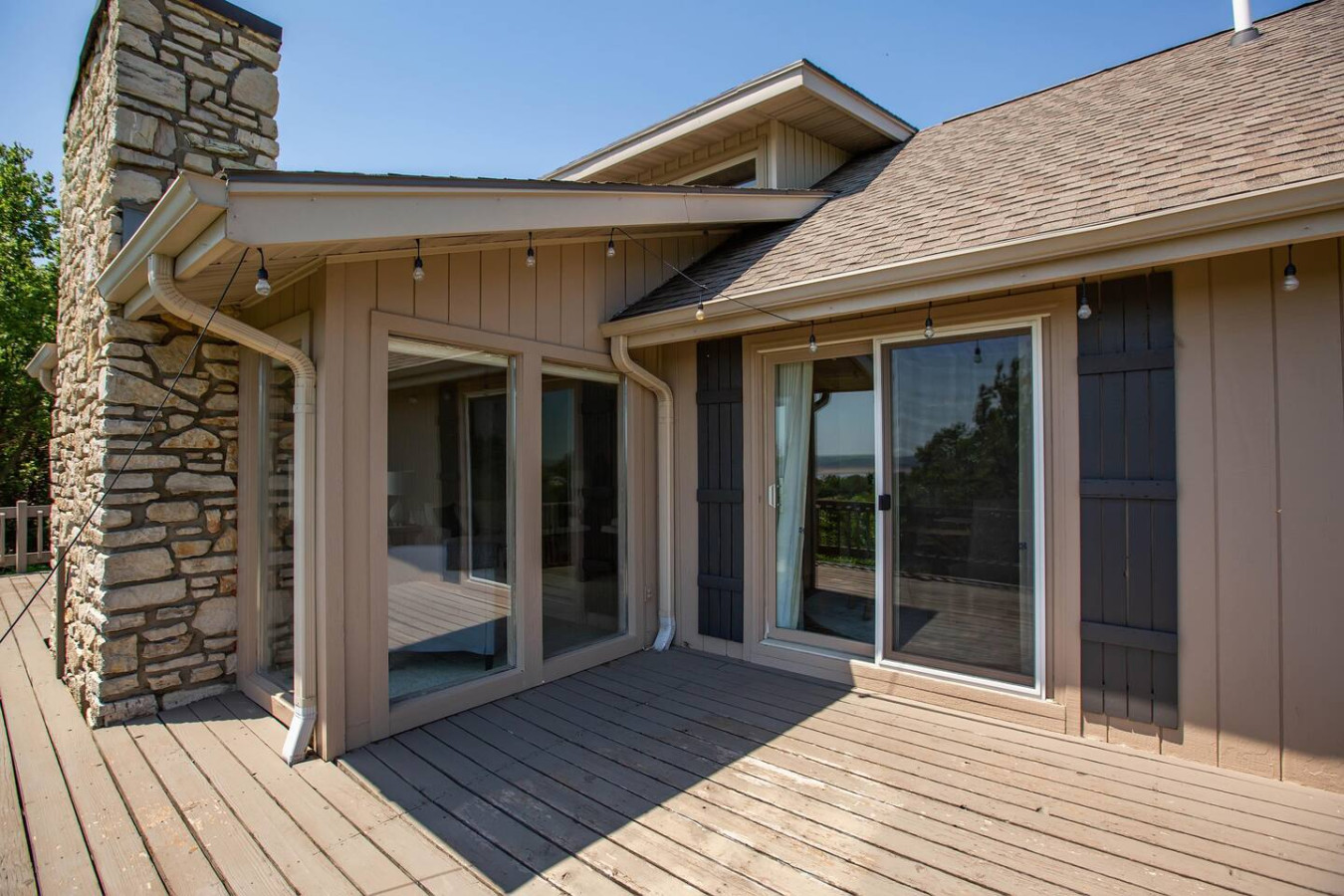 Castle Retreat: Lakeview Luxury