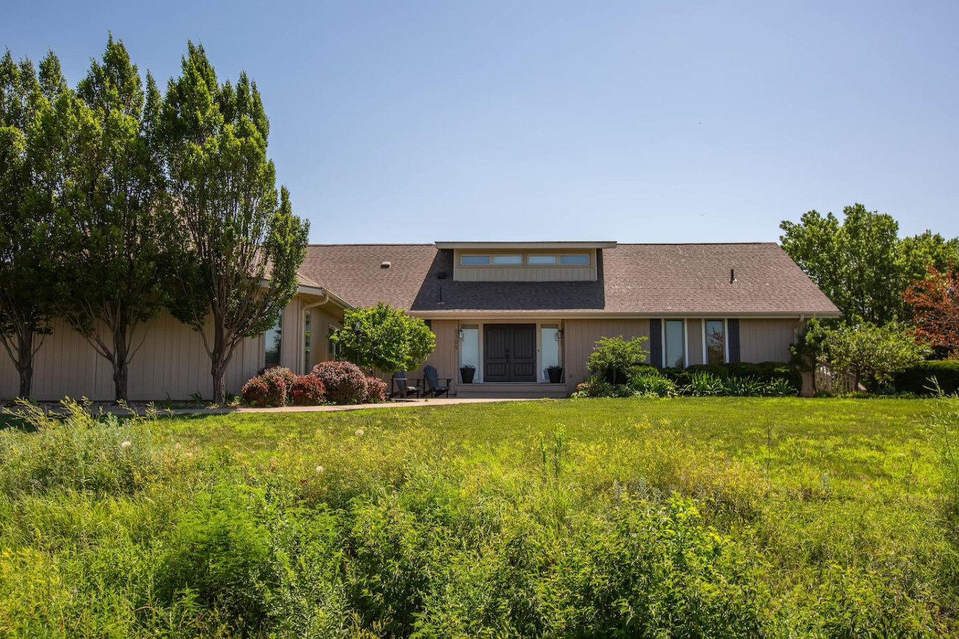 Castle Retreat: Lakeview Luxury