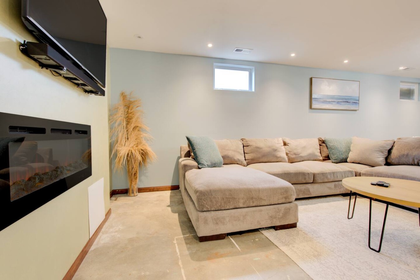 Charming Bungalow 4bd/2ba, Huge Deck and Sunroom