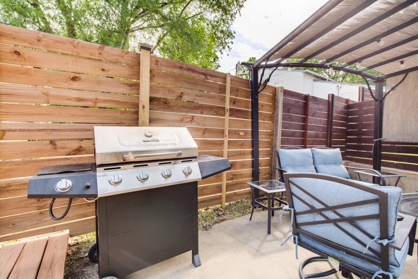 Charming Bungalow 4bd/2ba, Huge Deck and Sunroom