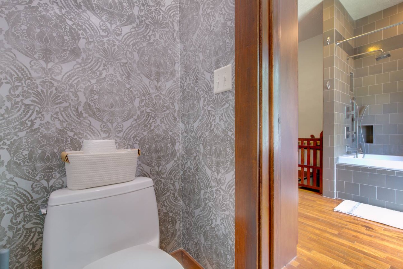 Charming Bungalow 4bd/2ba, Huge Deck and Sunroom