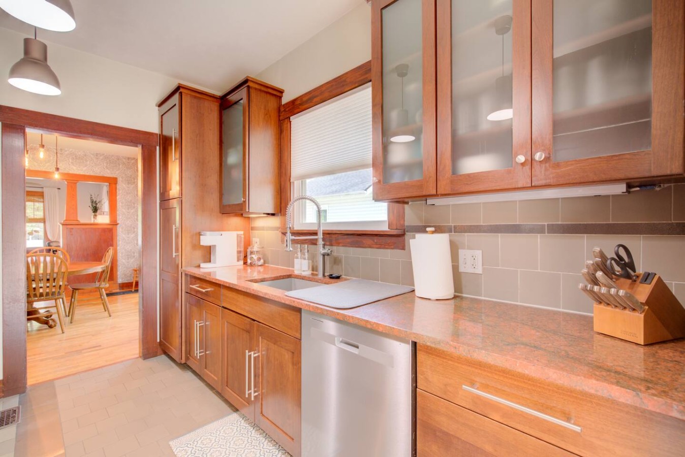 Charming Bungalow 4bd/2ba, Huge Deck and Sunroom