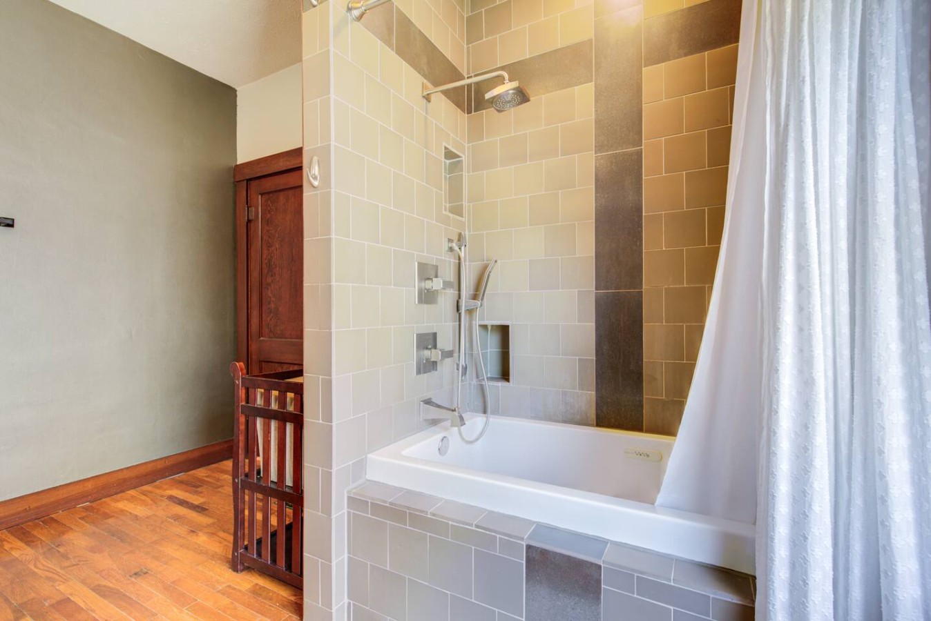 Charming Bungalow 4bd/2ba, Huge Deck and Sunroom