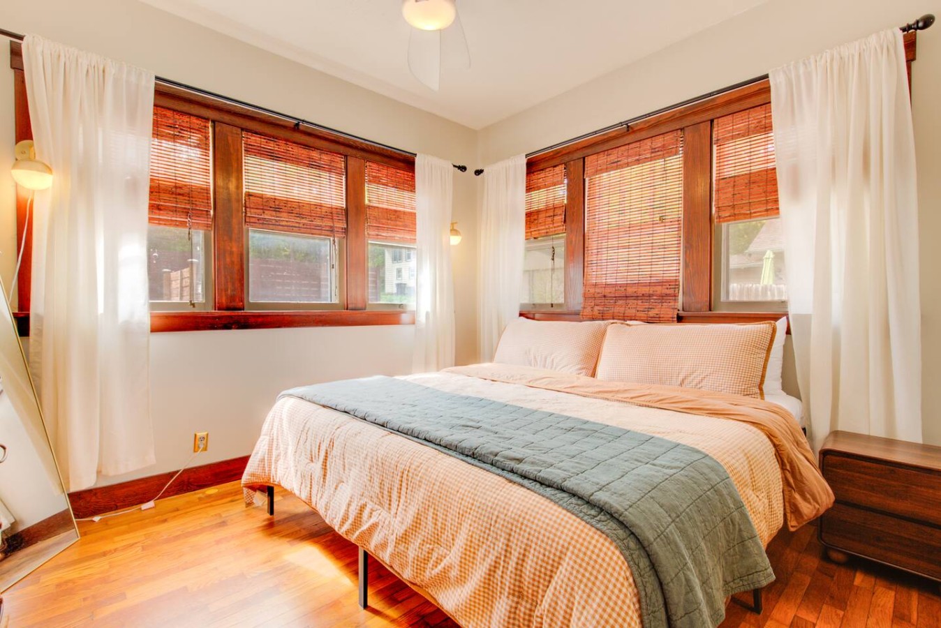 Charming Bungalow 4bd/2ba, Huge Deck and Sunroom