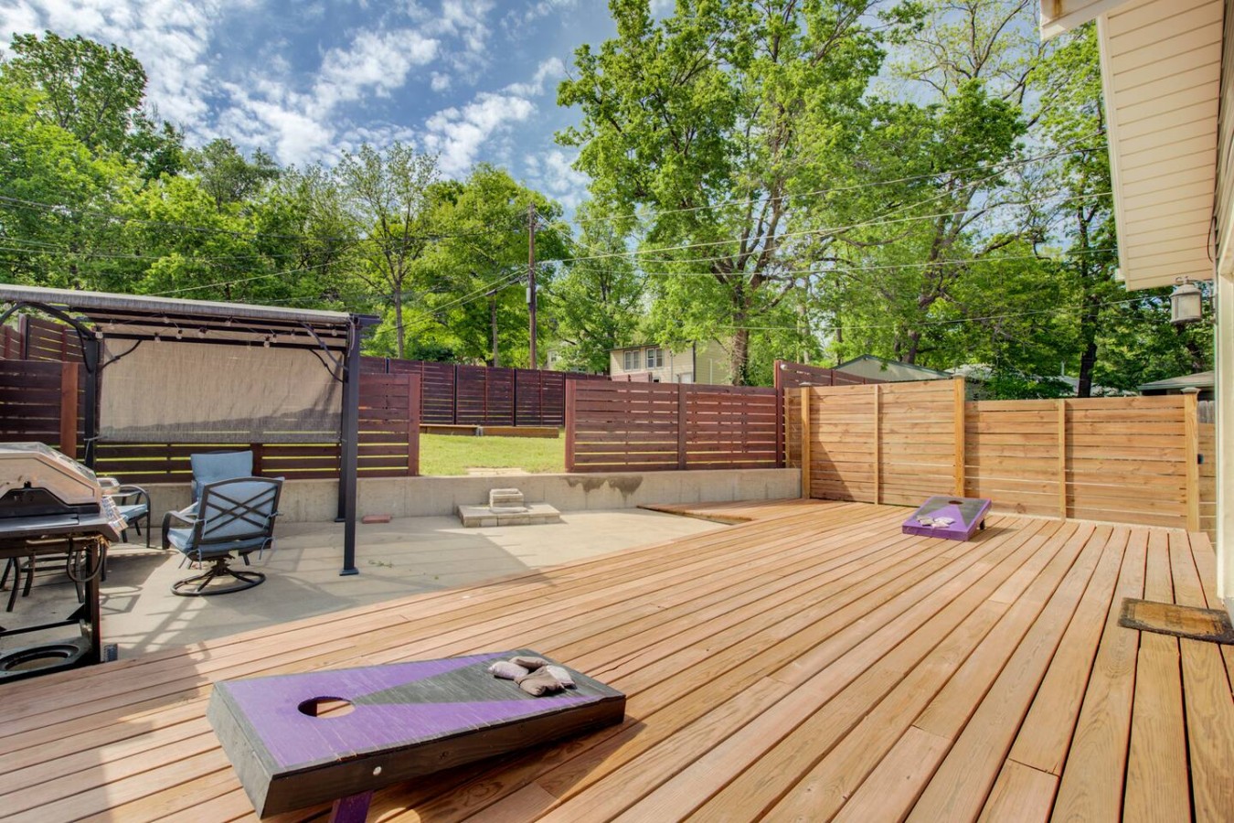 Charming Bungalow 4bd/2ba, Huge Deck and Sunroom
