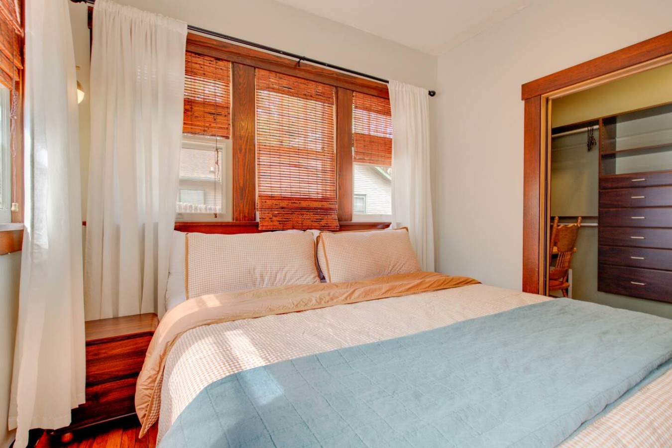 Charming Bungalow 4bd/2ba, Huge Deck and Sunroom