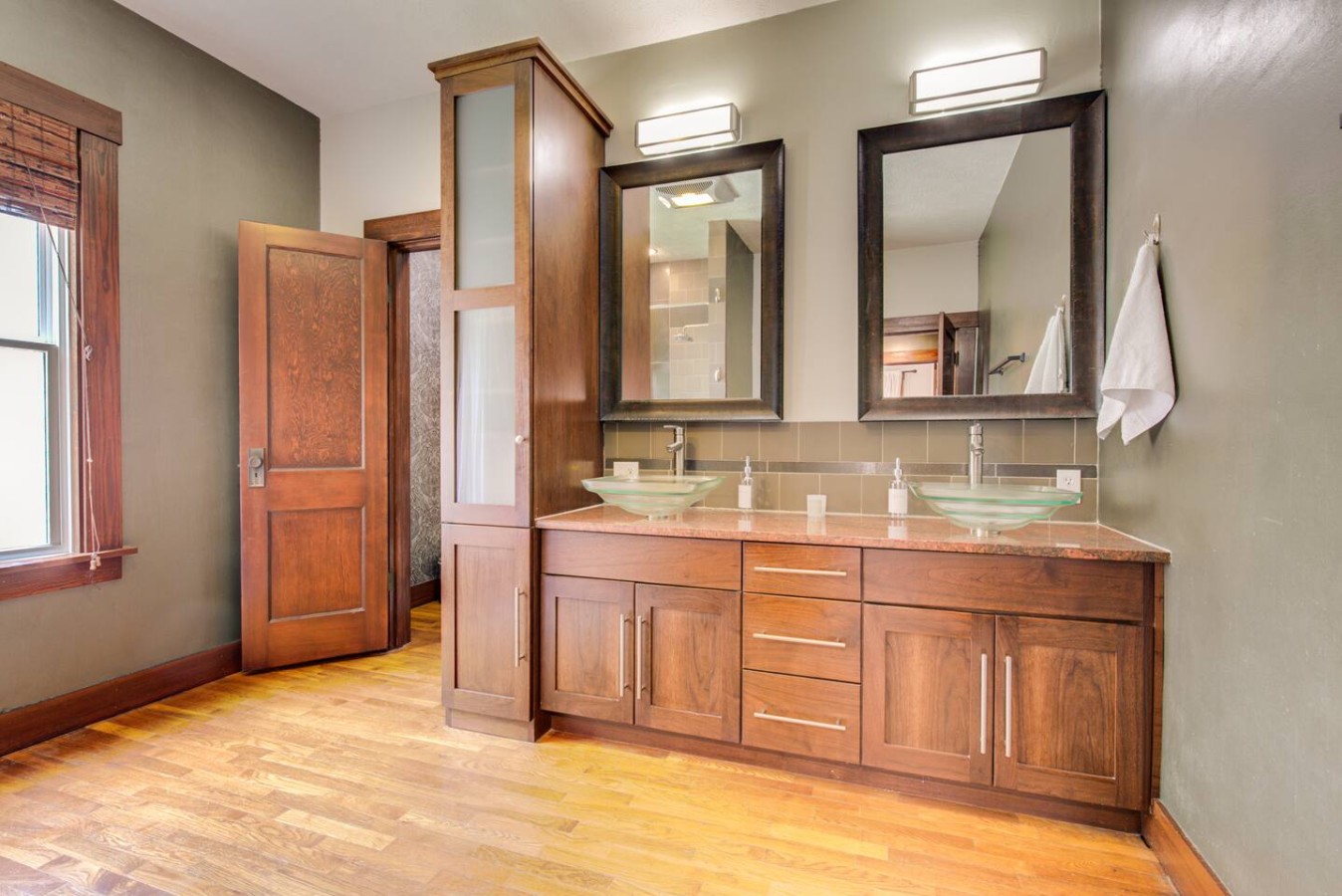 Charming Bungalow 4bd/2ba, Huge Deck and Sunroom