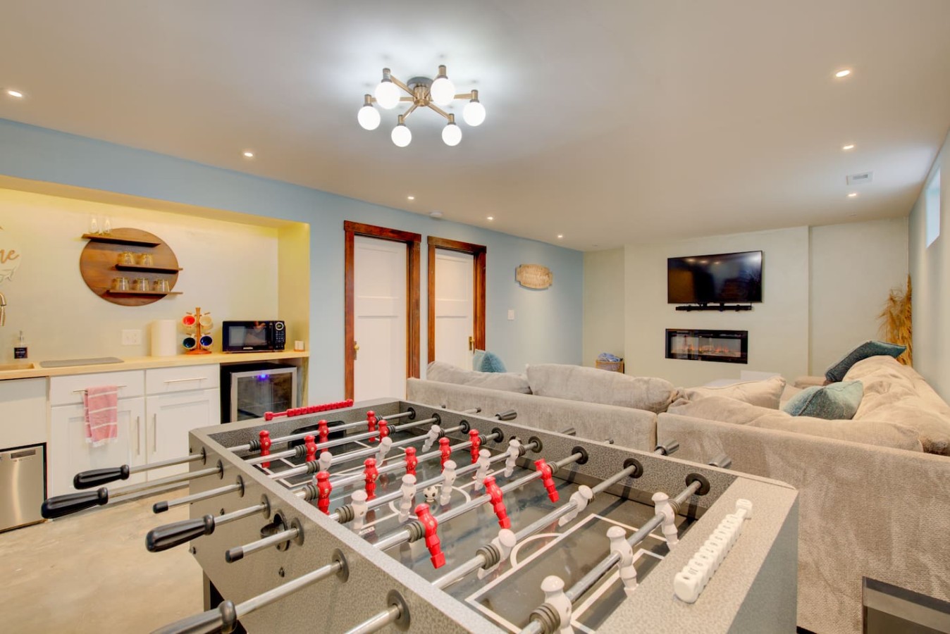 Charming Bungalow 4bd/2ba, Huge Deck and Sunroom