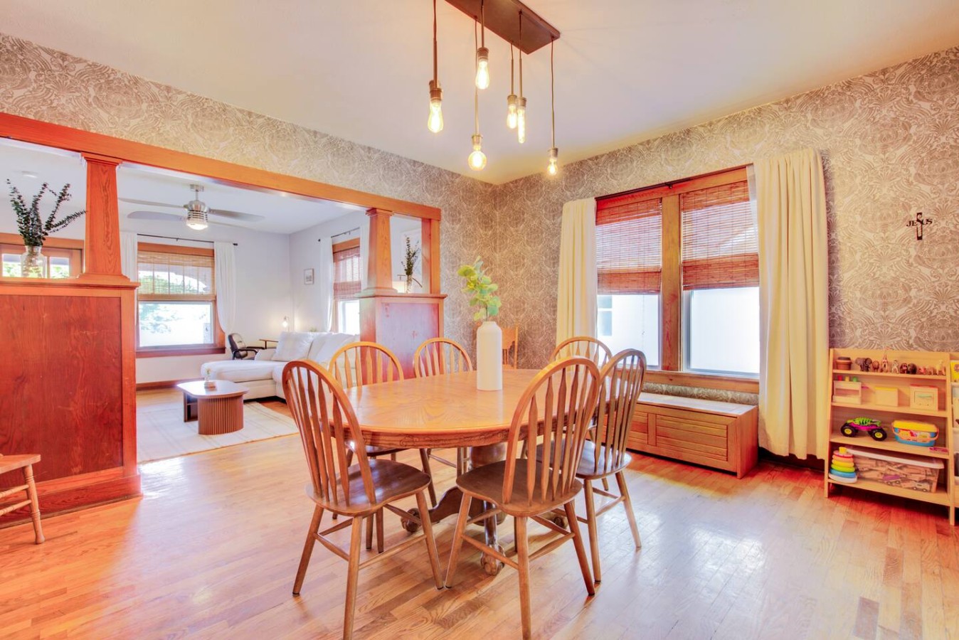Charming Bungalow 4bd/2ba, Huge Deck and Sunroom