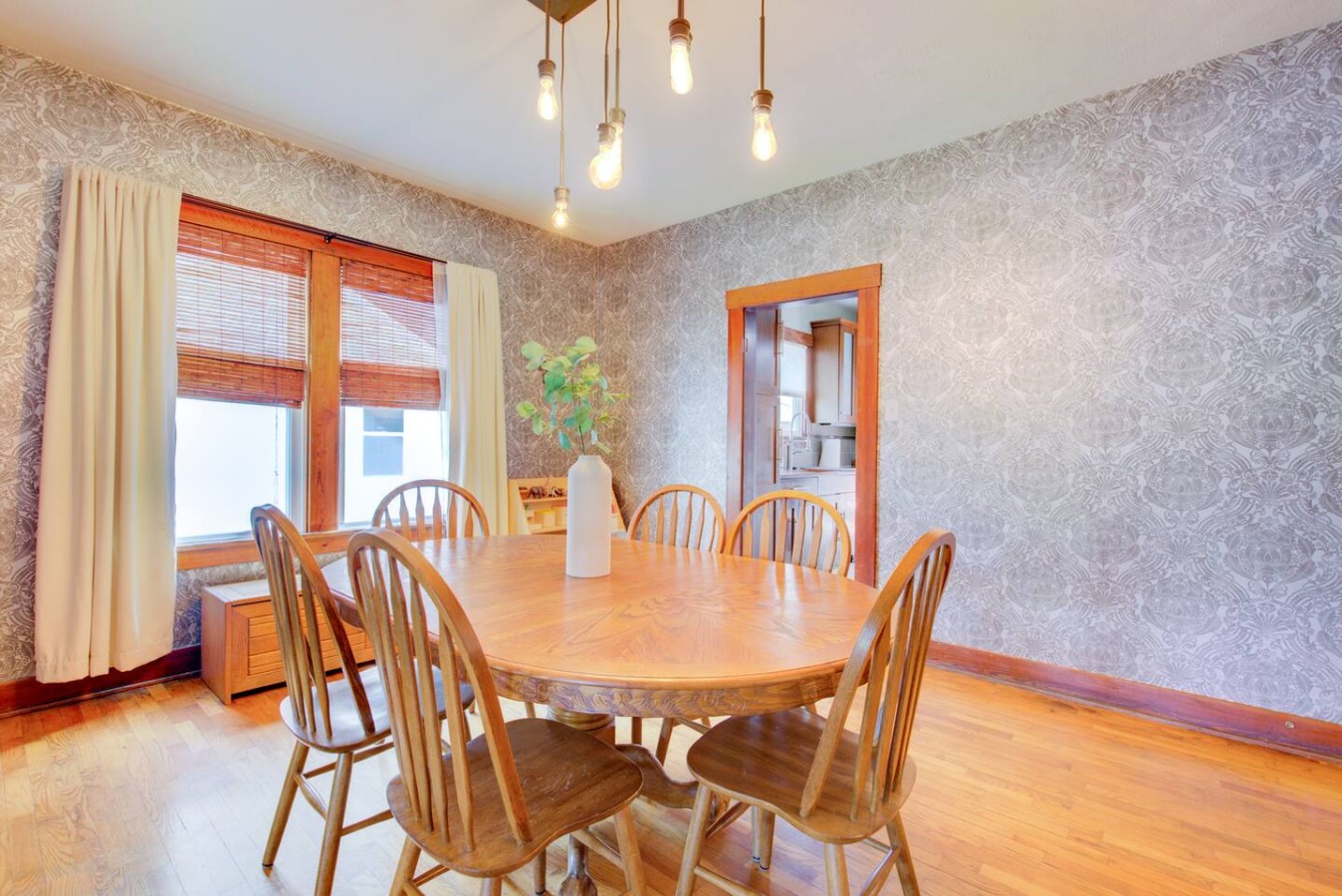 Charming Bungalow 4bd/2ba, Huge Deck and Sunroom